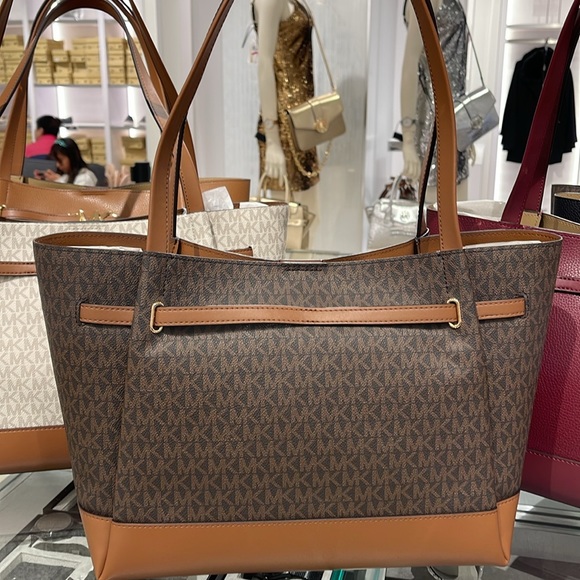 MICHAEL KORS
Reed Large Logo Belted Shoulder Tote Bag
Brown 
NWT - Picture 7 of 16